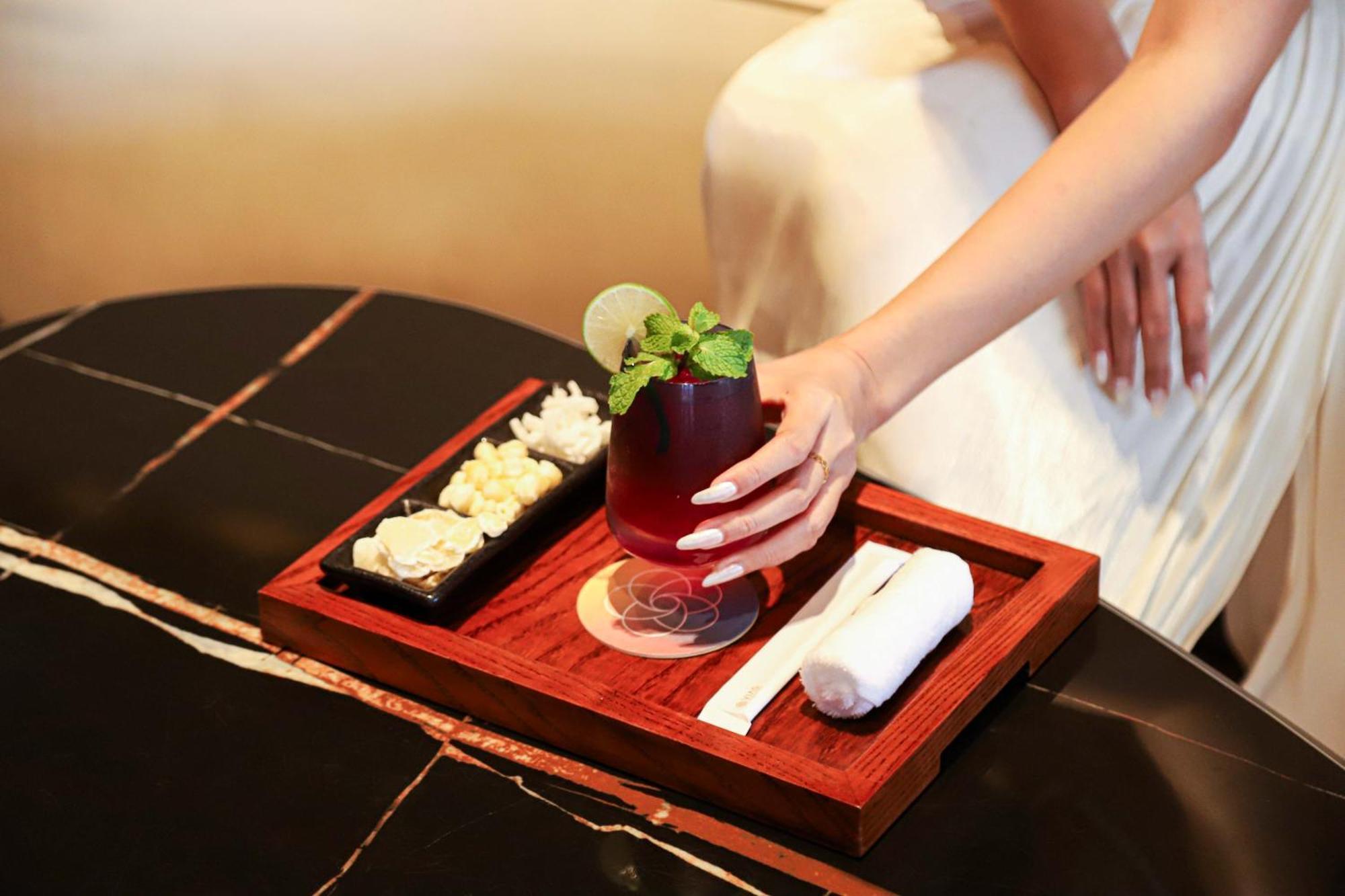 Vias Hotel Vung Tau - Transportation Included Exterior foto A woman holding a drink
