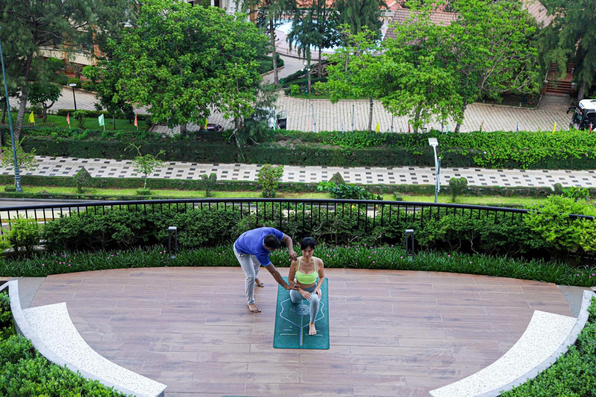 Vias Hotel Vung Tau - Transportation Included Exterior foto A woman practices yoga at the park